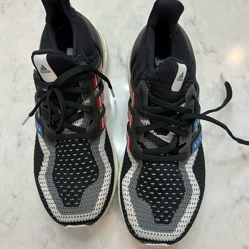 Adidas Ultraboost sneakers size 9. EUC.